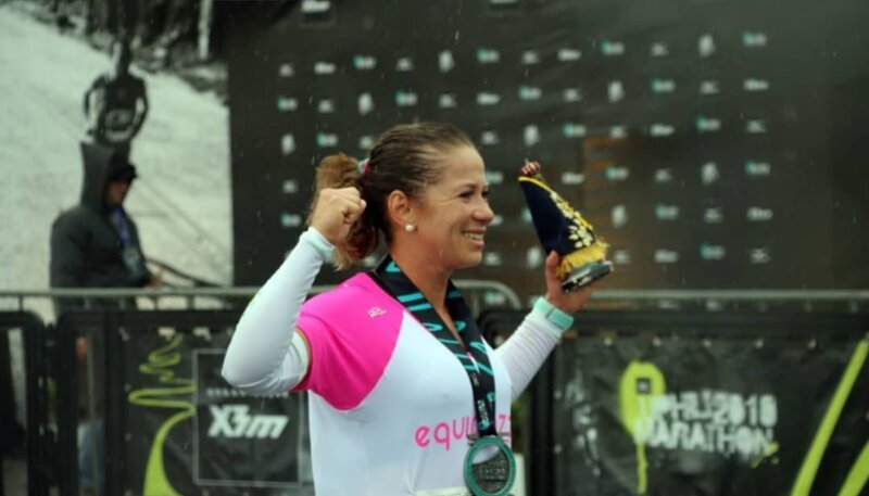 Letícia com medalha de conquista