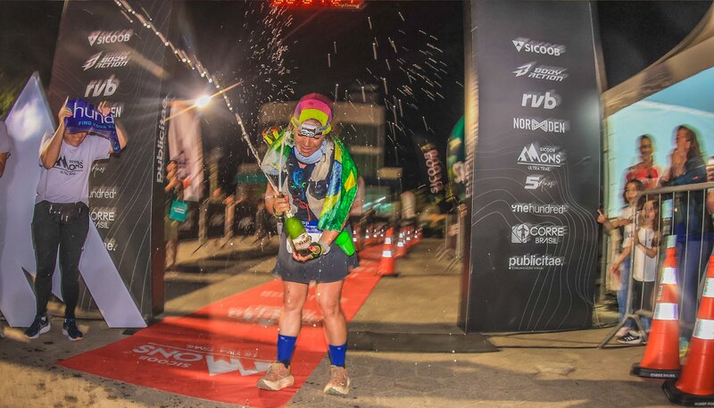 Letícia celebrando chegada do MONS