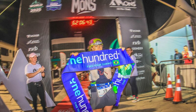 Letícia cruzando a linha de chegada do One Hundred