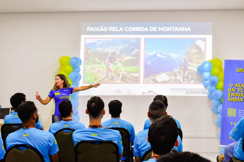 Letícia ministrando palestra sobre corrida de montanha