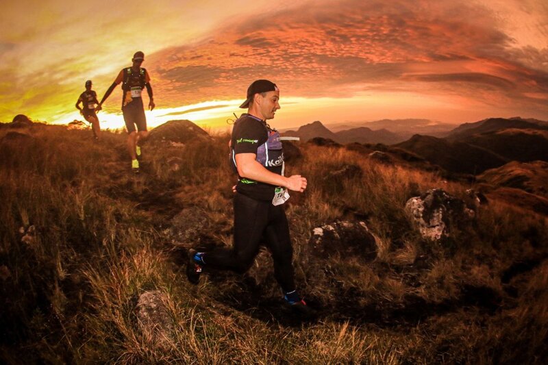 Marco correndo ao pôr do sol