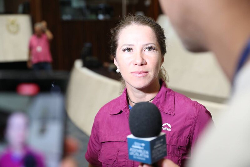 Letícia em entrevista na Assembleia Legislativa