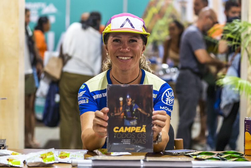 Letícia no lançamento do livro na expo de Paraty