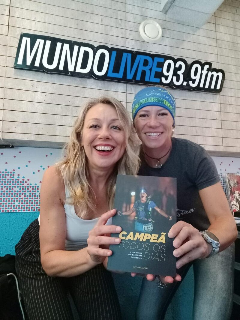 Letícia na rádio Mundo Livre FM com o livro