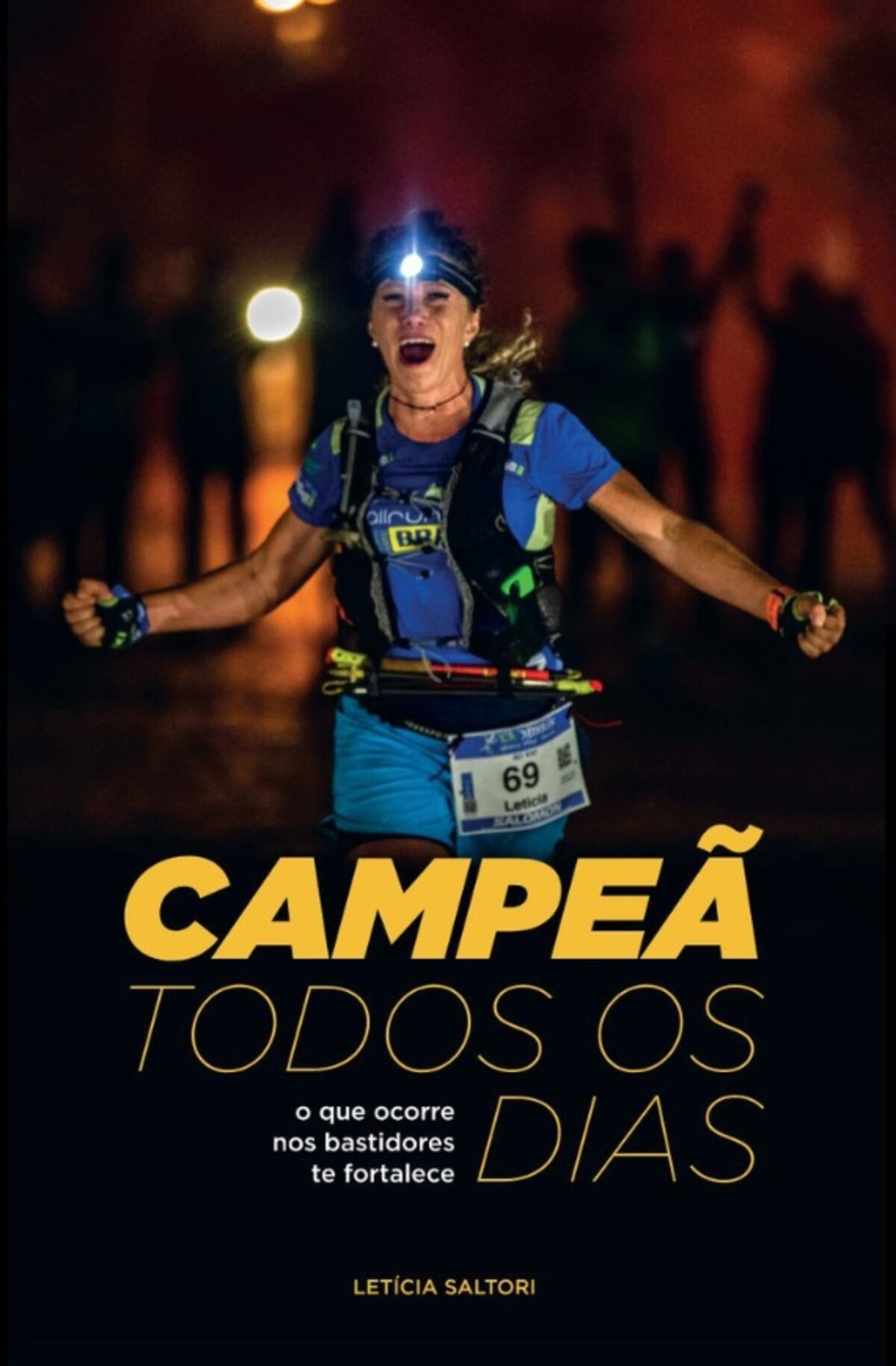 Letícia Saltori cruzando a linha de chegada à noite