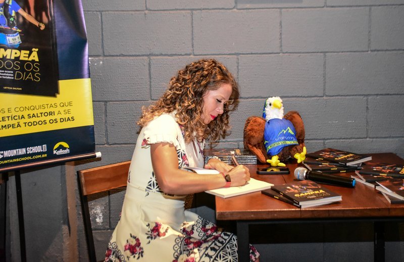 Let&iacute;cia Saltori autografando livro